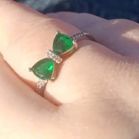 Cubic Zirconia, Emerald Green, Simulated Gemstone Silver plated Bow Ring, Sz 7 - Picture 4 of 6